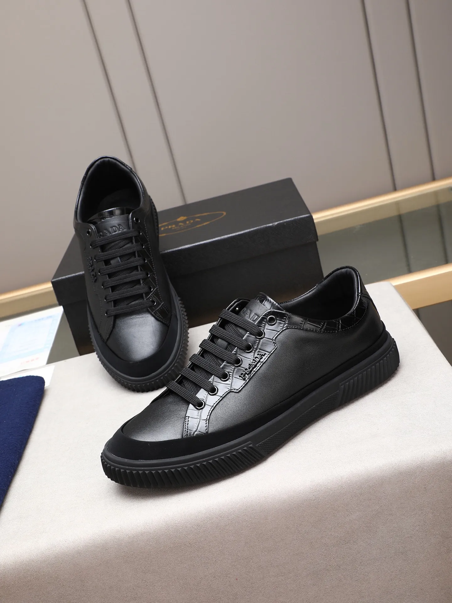 Men's shoes💰420💰 Brand: PRADA (Prada) Standard code: Men's code 38–44 (45 can be customized) Material: Original cowhide, breathable sheep lining Special outsole Style category: Men's fashionable casual sneakers Low-key luxury! Color: actual picture color
